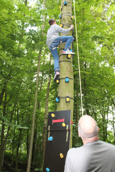 Professionell gesichert und geführt von Hermann Böckmann können die Kinder und Jugendlichen in der KJPP ihre Kletterfähigkeiten am Monkey Baum austesten.