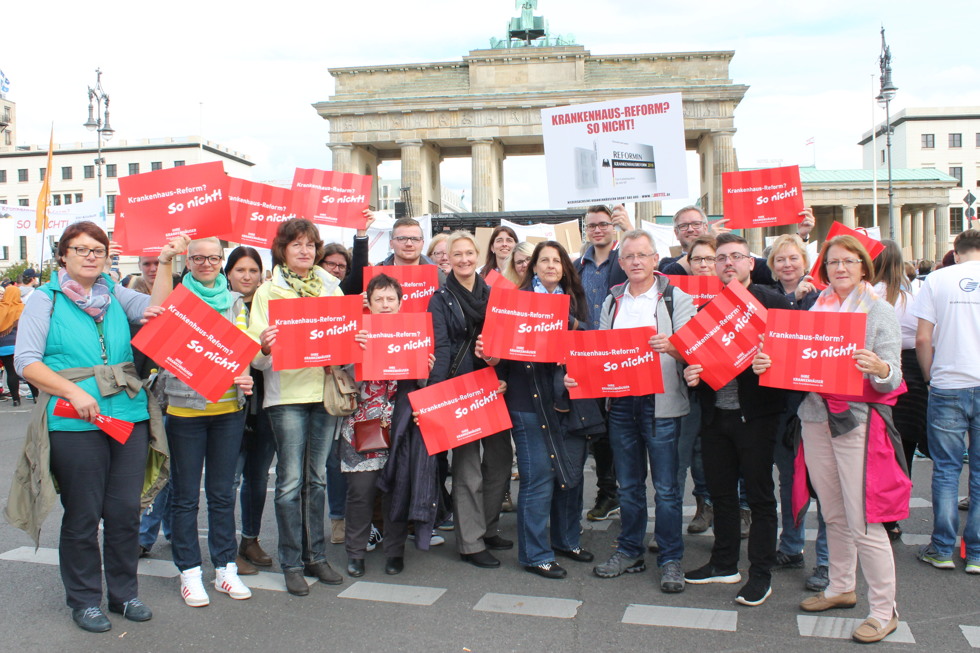 Gemeinsam mit 10.000 Mitarbeiterinnen und Mitarbeitern verschiedener Krankenhäuser aus ganz Deutschland protestierten Vertreter des Marien Hospital Papenburg Aschendorf bei einer Demonstration vor dem Brandenburger Tor in Berlin gegen die Krankenhausreform.  