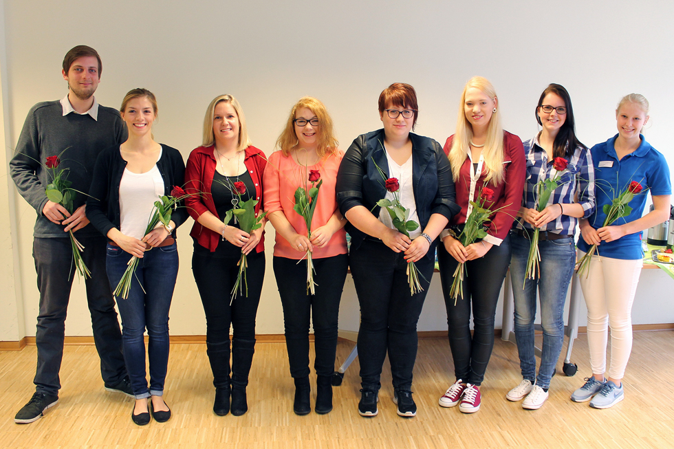 Neben herzlichen Glückwünschen erhielten sie zum Abschluss ihrer Ausbildung im Marien Hospital Papenburg Aschendorf eine rote Rose (von links): Matthias Korte (Papenburg), Syzana Shabani (Rhede), Nadine Appeldorn (Papenburg), Nicole Nintemann (Heede), Jasmin Sanders (Rhauderfehn), Anja Lindemann (Lorup), Lisa Potthast (Papenburg) und Lisa van Lessen (Bunderhee). Es fehlt Kathrin Rolfes (Papenburg).