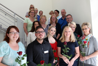 Neben herzlichen Glückwünschen erhielten sie zum Abschluss ihrer Ausbildung von der Unternehmensleitung des Marien Hospital Papenburg Aschendorf sowie ihren Betreuern eine rote Rose (von links): Franziska Schwebs, Sinan Durum, Birgit Sinningen, Roxana Freericks, Silke Reemtsema und Sabine Smidt. Auf dem Bild fehlen Nancy Kösters, Katharina Nowikow und Anastasia Weizel.