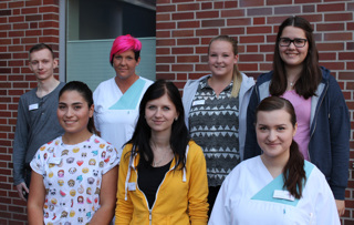 Auf ihre neuen Aufgabe im Marien Hospital Papenburg Aschendorf freuen sich die Auszubildenden: Jasemin Sancak, Marina Surko, Viktoria Kotvitski (erste Reihe v.l.n.r), Thomas Hanneken, Tina Wiechers, Lara Freericks und Lena Martini (zweite Reihe v.l.n.r.). Auf dem Foto fehlt Marina Jansen.