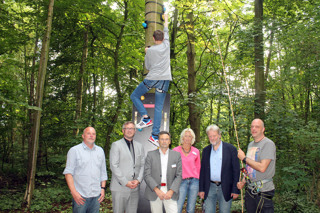 Über den gespendeten Monkey Baum freuen sich gemeinsam mit den Kindern und Jugendlichen der KJPP (v.l.n.r.): Helmuth Frauenpreiss vom Kletterwald Surwold, Matthias Bitter, Geschäftsführer Marien Hospital Papenburg Aschendorf, Dr. Filip Caby, Chefarzt der KJPP, Sandra Speckmann, KJPP und Brise e.V., Wichard Klein, Brise e.V. und Hermann Böckmann, KJPP.