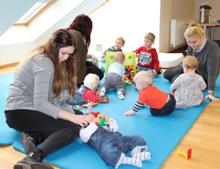 Bereits 2015 haben sich viele Eltern frühgeborener Kinder im Marien Hospital anlässlich des Weltfrühgeborenentages getroffen. Schülerinnen der Gesundheits- und Kinderkrankenpflege haben mit den Kleinen gespielt.