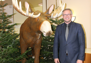 Andere haben Weihnachts-Rentiere, das Marien Hospital hat einen Weihnachts-Elch namens Max. Geschäftsführer Matthias Bitter ruft Patienten, Besucher und Mitarbeiter dazu auf, witzige Handy-Fotos von sich und Max zu knipsen und an advent@hospital-papenburg.de zu schicken. Die Fotos werden auf der Krankenhaus-Homepage veröffentlicht und am 21. Dezember werden zwei Gewinner per Losverfahren gezogen.   