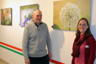 Silke Hilgemeier vom Marien Hospital gratuliert Heiner Lohmann zu seiner gelungenen Fotoausstellung im Papenburger Krankenhaus.