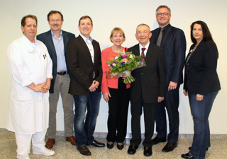 Seinen Abschied feierte Dr. Peter Koch (3. von rechts) mit (von links) dem Chefarzt der Klinik für Orthopädie, Unfall- und Handchirurgie Dr. Thomas Klapperich, dem Ärztlichen Direktor Peter Nellessen, seinem Sohn Bertram Koch, seiner Frau Dr. Gisa Koch, dem Geschäftsführer Matthias Bitter und der Pflegedirektorin Marita Bäcker.