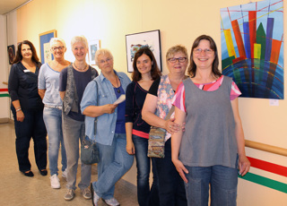 Marita Bäcker, Pflegedirektorin im Marien Hospital (links), beglückwünschte  die Kursteilnehmer der Kunstschule Zinnober, die Stv. Leiterin Dr. Viola Tallowitz-Scharf (3. von rechts) sowie die Dozentin Editha Janson (rechts) zu ihrer abwechslungsreichen Kunstausstellung. 