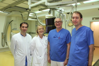 Das kardiologische Team im Marien Hospital ist mit dem Chefarzt Prof. Dr. Christian Wende (2. von rechts), dem Leitenden Oberarzt Prof. Dr. Ralf Koos (rechts) sowie den Oberärzten Raed Yousef und Dr. Eva-Maria Schnäker sehr gut aufgestellt. 