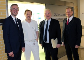 Bernd Busemann (2. von rechts), Pr&auml;sident des Nieders&auml;chsischen Landtages, &uuml;berbrachte pers&ouml;nlich die positiven Nachrichten aus Hannover an (von links) den Gesch&auml;ftsf&uuml;hrer des Marien Hospitals, Matthias Bitter, den &Auml;rztlichen Direktor, Peter Nellessen, sowie Ansgar Veer, Hauptgesch&auml;ftsf&uuml;hrer der St. Bonifatius Hospitalgesellschaft in Lingen.