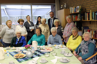 900 Euro hat die Handarbeitsgruppe des Seniorenbeirats Papenburg an die beiden Abteilungen Geriatrie und P&auml;diatrie des Marien Hospital Papenburg Aschendorf als Spende &uuml;bergeben. 