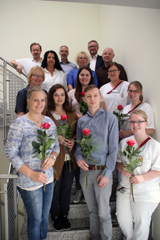 Neben herzlichen Glückwünschen erhielten sie zum Abschluss ihrer Ausbildung im Marien Hospital Papenburg Aschendorf eine rote Rose (vorne von links): Ayline Schlarmann, Julia Henning, Lena Martini, Thomas Hanneken, Sarah Kreke und Sabrina Ross. Es fehlen Marina Tellmann und Tina Wiechers.