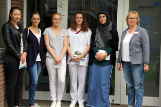 Ihre Ausbildung zu Medizinischen Fachangestellten im Marien Hospital haben begonnen (v.l.n.r.): Vanessa Feldmann, Cornelia Pieper, Janina Bruns, Marie Eggers-Welp und Katharina Algisch. Es fehlt: Erika Reinhardt. Elisabeth Bröring (rechts) hieß alle herzlich Willkommen.