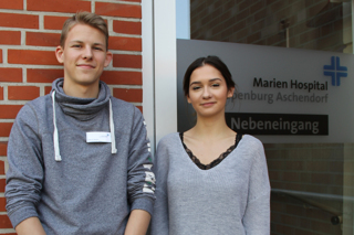 Marvin Sievers absolviert im Marien Hospital eine Ausbildung zum Fachinformatiker. Saliha Janssen lässt sich zur Kauffrau im Gesundheitswesen ausbilden.
