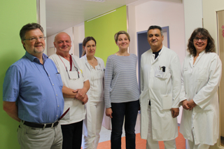 Chefarzt Dr. Frank Koettnitz (links) freut sich über sein Team, das sowohl im MVZ Papenburg als auch in der Geburtshilfe und Gynäkologie im Marien Hospital Papenburg Aschendorf tätig ist (v.l.n.r.): Dr. Paul Ohlmann, Brigitte Cordes, Dr. Alice Rachidi, Ali Basel und Dr. Irmtraut Wester-Bromisch.