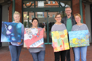 Geschäftsführer Matthias Bitter freut sich über die kreative Ausstellung der Mitarbeiterinnen (v.l.n.r.) Jasmin Thobe, Anna Mekelburg, Anna Bukelo und Tanja Pengel im Foyer des Marien Hospital Papenburg Aschendorf.  