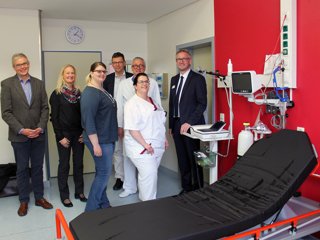 Die beiden Auditoren (links und Mitte) zeigten sich bei der Zertifizierung der Chest Pain Unit sehr zufrieden mit der Arbeit der Mitarbeiter aus der Notaufnahme, der Kardiologie sowie dem Qualitätsmanagement im Marien Hospital Papenburg Aschendorf. 