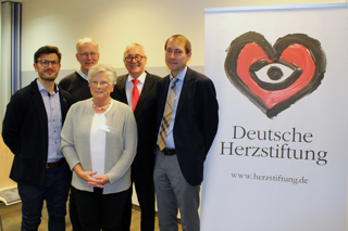 An der Vortragsveranstaltung anlässlich der Herzwochen beteiligten sich (von links): Dr. Andrej Malazhavy und Dr. Andreas Wilke (beide Kardiologische Praxis Papenburg), Ursula Beckermann (Deutsche Herzstiftung) sowie Prof. Dr. Christian Wende und Prof. Dr. Ralf Koos (beide Marien Hospital Papenburg Aschendorf).