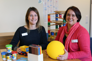 Eva Götze (links) und Beate Dreier laden alle sechs Wochen zu einem „Geschwistertreff“ im Marien Hospital Papenburg Aschendorf ein, bei dem die Schwestern und Brüder von kranken Kindern im Mittelpunkt stehen. Das nächste Treffen ist am 4. Dezember von 15:30 bis 17:00 Uhr.