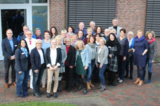 Die Unternehmensleitung und die Mitarbeitervertretung des Marien Hospital Papenburg Aschendorf gratulierten im zweiten Halbjahr dieses Jahres 36 Mitarbeiterinnen und Mitarbeitern zu ihrem Dienstjubiläum.