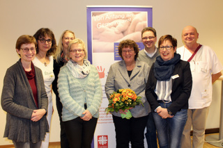 Die Projektgruppe von „Von Anfang an. Gemeinsam.“ freut sich über die Nachricht, dass ihr Angebot der „frühen Hilfe“ im Marien Hospital Papenburg Aschendorf weiterhin fortgesetzt werden kann (von links): Elisabeth Lembeck, Dr. Irmtraut Wester-Bromisch, Beate Janssen, Waltraud Schlass, Christiane Sobeczko, Marcus Drees, Maria Schürmann und Dr. Franz Koettnitz.