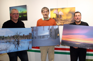 Heiner Lohmann, Herbert Panzer und Alfred Schirocki (von links) sind drei von elf Hobbyfotografen des Fotostammtisches Papenburg, die seit Mitte Dezember eine Auswahl an Landschaftsbildern im Marien Hospital ausstellen. 