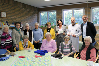 Insgesamt 900 Euro haben die fleißigen Damen des Seniorenbeirates der Stadt Papenburg mit dem Verkauf ihrer Handarbeiten auf dem Weihnachtsbasar eingenommen. 300 Euro spendeten sie nun an die Kinderstation und 600 Euro an die Geriatrie des Marien Hospitals.