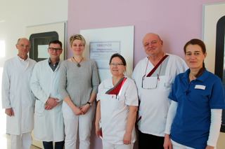 Für das klinische Endometriosezentrum wird im Marien Hospital Papenburg Aschendorf in einem interdisziplinären Team eng zusammengearbeitet. Dazu zählen unter anderem (von links): Dr. Ulrich Böckmann, Chefarzt der Allgemeinchirurgie, Dr. Ludger Kämmerling, Chefarzt der Anästhesie und Intensivmedizin, Dr. Alice Rachidi, Leiterin des klinischen Endometriosezentrums, Ludmilla Wirch, Gesundheits- und Krankenpflegerin, Dr. Franz Koettnitz, Chefarzt der Gynäkologie und Geburtshilfe, und Anke Zimmermann, Medizinische Fachangestellte. 