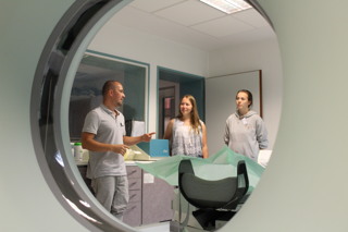 Einblicke in die Abteilung Radiologie: Alexey Eyrikh, Oberarzt der Radiologie (von links), zeigt Klara Höffer und Michelle Lüdke die Röntgenanlage.