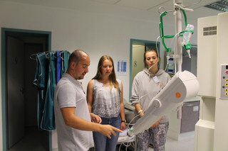 Im Gespräch: Oberarzt der Radiologie, Alexey Eyrikh (von links), mit den Schülerinnen Klara Höffer und Michelle Lüdke. 