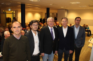 Standen dem Publikum Rede und Antwort: (von links) Detelin Denzhev und Dr. Andrej Malazhavy von der Kardiologischen Praxis Papenburg, Prof. Dr. Christian Wende, Chefarzt der Medizinischen Klinik I – Kardiologie des Marien Hospitals, Prof. Dr. Jürgen Ennker, Komm. Klinikdirektor der Universitätsklinik für Herzchirurgie im Klinikum Oldenburg und Dr. Alexander Weymann, stellvertretender Direktor für Herzchirurgie im Klinikum Oldenburg. Standen dem Publikum Rede und Antwort: (von links) Detelin Denzhev und Dr. Andrej Malazhavy von der Kardiologischen Praxis Papenburg, Prof. Dr. Christian Wende, Chefarzt der Medizinischen Klinik I – Kardiologie des Marien Hospitals, Prof. Dr. Jürgen Ennker, Komm. Klinikdirektor der Universitätsklinik für Herzchirurgie im Klinikum Oldenburg und Dr. Alexander Weymann, stellvertretender Direktor für Herzchirurgie im Klinikum Oldenburg.
