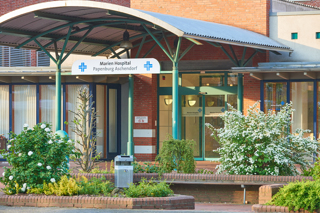 Im Foyer des Marien Hospitals Papenburg Aschendorf kann am 29. November auf dem Handarbeitsbasar gestöbert werden.