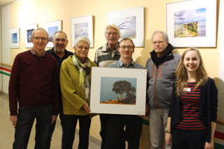 Freuen sich über die neue Ausstellung im Foyer des Marien Hospitals: (von links) die Fotografen Albert Kruse, Peter Bösken, Uschi Gertz-Wellmann, Heino Gertz, Enrico Miehlke, Joachim Feldmann und Tanja Henschel, Referentin für Presse- und Öffentlichkeitsarbeit im Marien Hospital. Es fehlt Dorothee Schade.