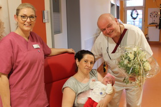 Freude über den neuen Erdenbewohner: (v. l.) Gesundheits- und Kinderkrankenpflegerin Monika Osteresch, Mutter Mariana Tudor, Baby Selin- Mara Tudor und Chefarzt Dr. Franz Koettnitz. Freude über den neuen Erdenbewohner: (v. l.) Gesundheits- und Kinderkrankenpflegerin Monika Osteresch, Mutter Mariana Tudor, Baby Selin- Mara Tudor und Chefarzt Dr. Franz Koettnitz.