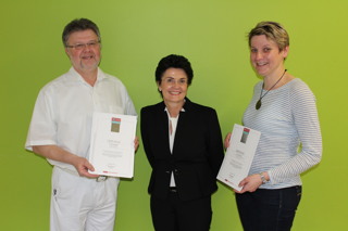 Als „Arzt der Region“ wurden Dr. Paul Ohlmann (links) und Dr. Alice Rachidi (rechts) von Focus-Gesundheit ausgezeichnet. Geschäftsführerin Veronika von Manowski gratulierte den Fachärzten