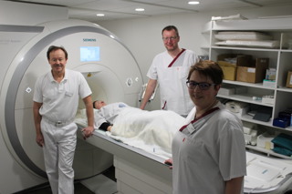 Das Team der Radiologie des Marien Hospitals Papenburg Aschendorf freut sich über den aufgerüsteten Magnetresonanztomographen mit neuer Technik (von links): Ärztlicher Direktor und Facharzt für diagnostische Radiologie und Neuroradiologie Peter Nellessen sowie die medizinisch-technischen Radiologieassistenten Birgit Borchers, Andreas Nintemann und Waltraud Wessels.