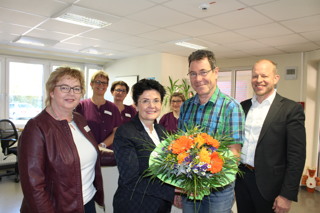 Ein Blumenstrauß für das Praxisteam und Edward Gorsselink (2. von rechts): Einen guten Start wünschten (von links vorne) MVZ-Praxismanagerin Elisabeth Bröring, Geschäftsführerin des Marien Hospitals, Veronika von Manowski, und Hauptgeschäftsführer der St. Bonifatius Hospitalgesellschaft Lingen, Ansgar Veer.