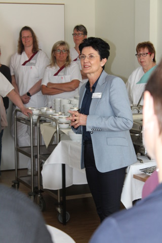 Zog Zwischenbilanz und bedankte sich bei den Mitarbeiterinnen und Mitarbeitern für die vertrauensvolle Zusammenarbeit: Geschäftsführerin des Marien Hospitals Papenburg Aschendorf, Veronika von Manowski, hatte zum gemeinsamen Imbiss eingeladen.