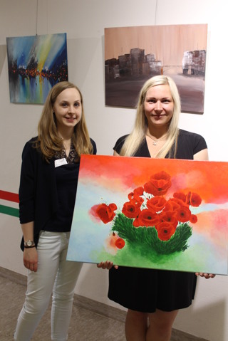 Präsentiert zum ersten Mal ihre eigenen Kunstwerke: (rechts) Iveta Zaharova mit Tanja Henschel, Referentin für Presse- und Öffentlichkeitsarbeit im Marien Hospital Papenburg Aschendorf. 
