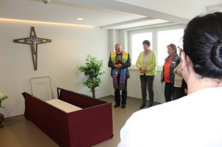 Zu einer Segensfeier versammelten sich die Unternehmensleitung und Mitarbeiter des Marien Hospitals Papenburg Aschendorf in den neuen Räumlichkeiten der Prosektur. Zu einer Segensfeier versammelten sich die Unternehmensleitung und Mitarbeiter des Marien Hospitals Papenburg Aschendorf in den neuen Räumlichkeiten der Prosektur.