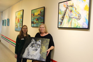 Die Künstlerin Klazina Tjitske Geelhoed-Holkboer (rechts) präsentiert ihre neue Ausstellung im Marien Hospital Papenburg Aschendorf. Tanja Henschel, Referentin für Presse- und Öffentlichkeitsarbeit, freut sich über die vielfältigen Bilder.