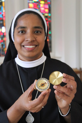 Mit dem Kompass auf neue Reisen: Schwester Siji Poruthukaran aus dem Marien Hospital beginnt Anfang Oktober ein Studium der Religionspädagogik. Mit dem Kompass auf neue Reisen: Schwester Siji Poruthukaran aus dem Marien Hospital beginnt Anfang Oktober ein Studium der Religionspädagogik.