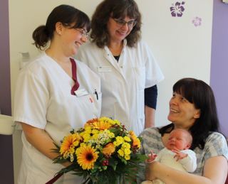 Große Freude über die neue Erdenbewohnerin: (von links) Hebamme Tanja Fischer, Leitende Oberärztin der Abteilung Gynäkologie und Geburtshilfe, Dr. med. Irmtraut Wester-Bromisch, sowie Mutter Angelika Kruse mit Tochter Mia-Sophie. Große Freude über die neue Erdenbewohnerin: (von links) Hebamme Tanja Fischer, Leitende Oberärztin der Abteilung Gynäkologie und Geburtshilfe, Dr. med. Irmtraut Wester-Bromisch, sowie Mutter Angelika Kruse mit Tochter Mia-Sophie.