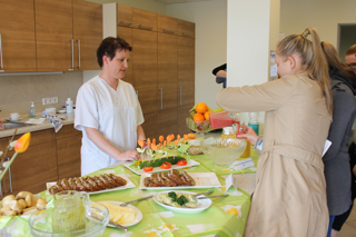 Auch in den vergangenen Jahren lockte der Gesundheitstag wieder viele Besucher an. Küchenleitung und Diabetesberaterin Ute Brieger (links) und ihr Team boten dabei verschiedene Brotsorten, Obst, Gemüsesticks, eine Auswahl an selbst gemachten Dips sowie frische Smoothies an.