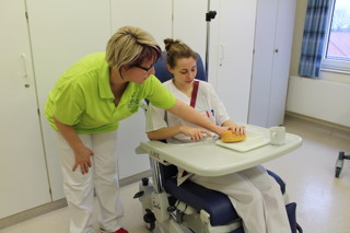 Auch im Bereich Essenstraining ist der Mobilisationspflegestuhl für Ergotherapeutin Sonja Eilers (links) eine echte Erleichterung. 