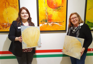 Aquarellen und Acrylbilder schmücken den Eingangsbereich des Papenburger Hospitals bis Ende Mai. Denise Kiesow (links), Referentin für Presse- und Öffentlichkeitsarbeit im Marien Hospital, begrüßt Künstlerin Erika Rußwinkel-Schulz (rechts) zur Ausstellungseröffnung.