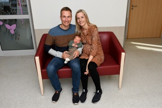 Der kleine Jonathan ist das 500. Baby, das im Marien Hospital Papenburg 2022 zur Welt gekommen ist. Die Eltern Matthias und Doris Olbrich freuen sich über den Nachwuchs.