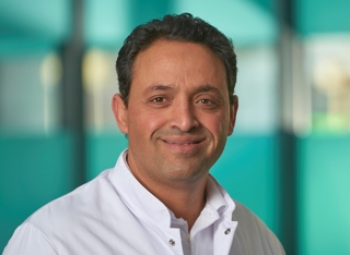 Prof. (UTA, RA) Dr. Elsharkawy, Facharzt für Neurochirurgie, bietet eine neurochirurgische Sprechstunde im Medizinischen Versorgungszentrum (MVZ) an. Prof. (UTA, RA) Dr. Elsharkawy, Facharzt für Neurochirurgie, bietet eine neurochirurgische Sprechstunde im Medizinischen Versorgungszentrum (MVZ) an.