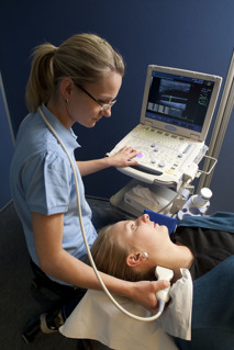 (Foto: RKI / Edgar Zippel) Auch medizinische Untersuchungen wie ein Ultraschall werden bei der „Studie zur Kinder- und Jugendgesundheit“ des Robert-Koch-Instituts durchgeführt.