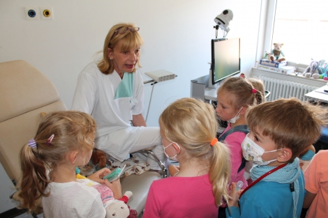Aufmerksam lauschten die Kinder den Ausführungen von Marianne Kruse, Gesundheits- und Kinderkrankenpflegerin/ EEG-Assistentin im Marien Hospital Papenburg Aschendorf, wie ein EEG die Gehirnströme des Patienten misst. 