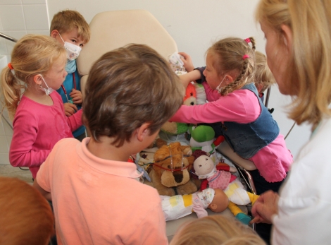 Auf dem Untersuchungsstuhl im EEG-Raum auf der Kinderstation des Marien Hospital Papenburg Aschendorf fanden alle Puppen und Kuscheltiere der Kinder ein Plätzchen.
